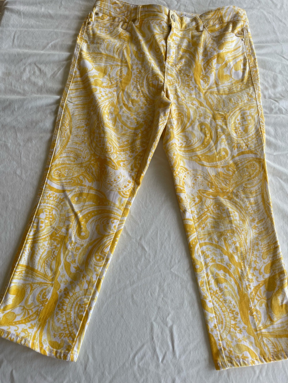 🌞 Chico’s Platinum Crop Pants Size 1 Women’s 8 Yellow White Paisley Print